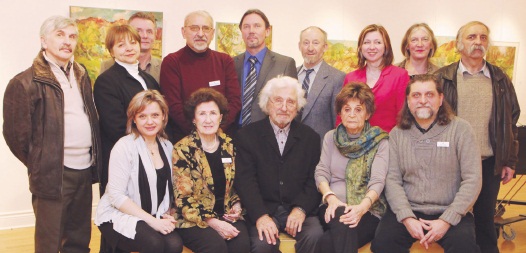 Володимир Воронюк (стоїть п’ятий зліва) з мистцями Торонто під час персональної виставки в КУМФ 10 лютого 2013 р.
