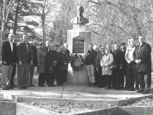 Wreath laying at O. Olzhych monument at the Ukrainian Homestead in Lehighton, PA by participants of joint UNF and ODVU International Leadership Conference