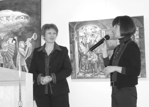 Зліва направо: д-р Оксана Кісь і ведуча вечора проф. Марта Дичок