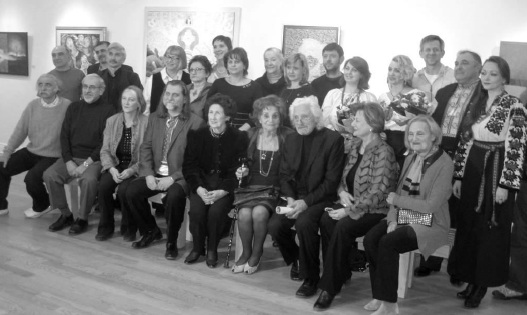 Члени УСОМ, учасники збірної виставки в галереї КУМФ 9 березня 2014 р.
