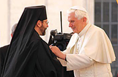 Папа Римський Бенедикт XVI (справа) вітає Архиєпископа Святослава (Шевчука)