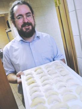 3 - UCU Summer School 2011 student John Alexander Reves learns to make varenyky