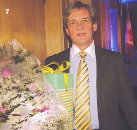 7 – Фред Петрук з квітами і подарунком від УКС за довголітню працю
