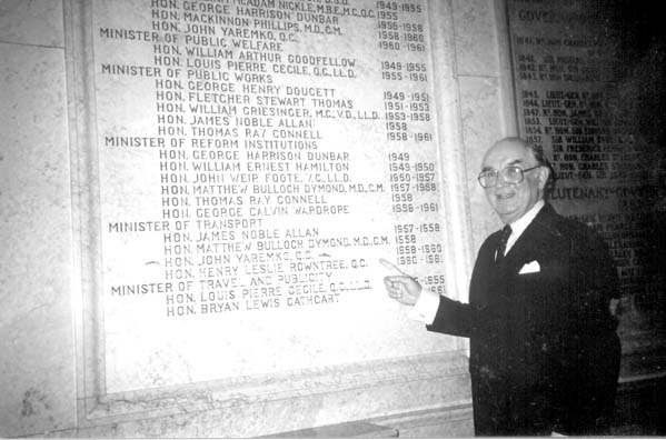 Іван Яремко біля стіни в Парламенті, де записані всі міністри. Іван Яремко – п’ятий знизу