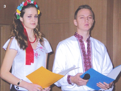 3 – Ведучі свята Олександра Матвієнко (учениця 10 класу) і Тарас Швед (учень 11 класу)