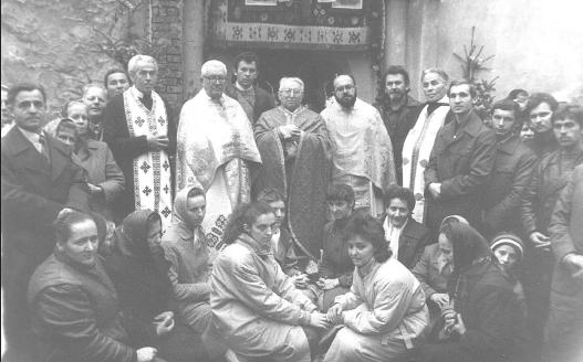 Посередині серед священиків стоїть отець Рафаїл Проців