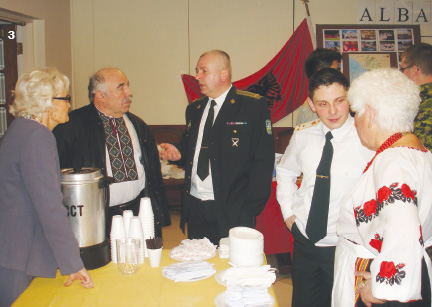 3 – 3ліва направо: Уляна Смеречинська, д-р Олег Троян і Клавдія Матвіїв розмовляють з офіцерами