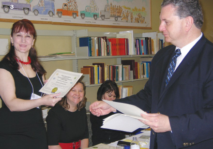 3 – Президент УНО Канади Тарас Підзамецький вручає сертифікат учасника майстерні Світлані Романчук (Торонто)