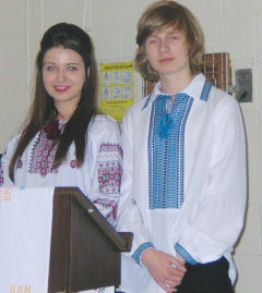 1 – Ведучі свята – учні 11 класу Наталя Тимощук та Олег Федай