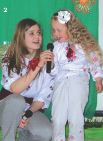 2 – Олександра Матвієнко, учениця 9-Б класу, разом із сестричкою Софійкою виконують пісню “Мої батьки”
