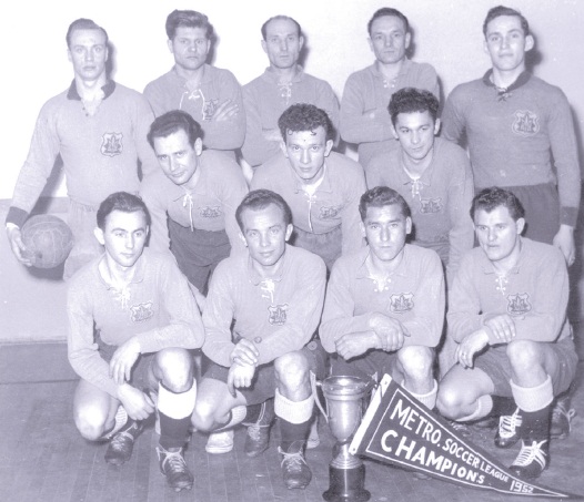 Футбольна команда “Тризуб”. 1952 р. Торонто. Нагорі, другий справа – Олександр Скоцень. Другий ряд посередині – Ярослав Коваль