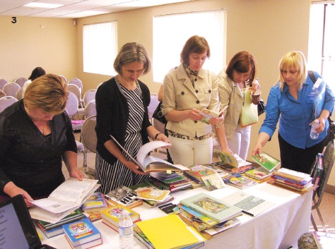 3 – Учасники семінару оглядають книжкову виставку педагогічних новинок