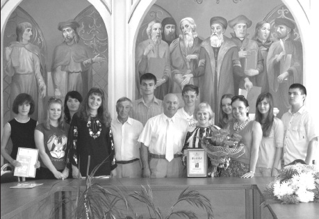 Посередині Віра Маланчій, поряд ректор Острозької Академії Ігор Пасічник зі студентами