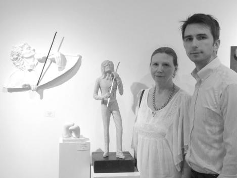 Скульптор Олександра Титаренко із сином Павлом поряд зі своїми скульптурами
