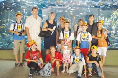 2 – Діти з виховником Станіславом Клингом, Русланою Вжесневською і Ярославою Івасиків (справа) в зоопарку