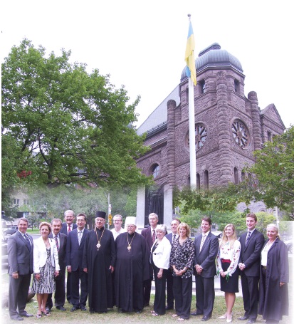 Учасники церемонії підняття українського прапора над Парламентом Онтаріо