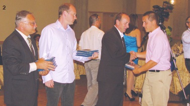 2 – Нагороди футболістам вручають: (зліва направо) В. Арендач, Д. Савалага і А. Батрух