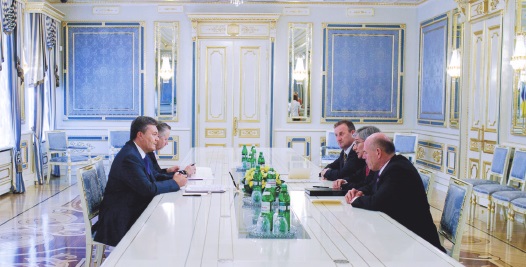 Зліва направо: президент Віктор Янукович та його радник Андрій Гончарук. Перший справа Стефан Романів, Евген Чолій та Михайло Ратушний