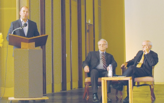 1 - Зліва направо: виступає президент КУК Павло Ґрод, Богдан Миндюк, д-р Богдан Гаврилишин