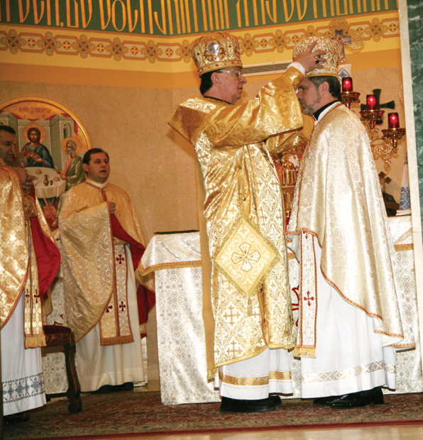 Зліва направо: Кир Владика Стефан Хміляр i отець Роман Паньків