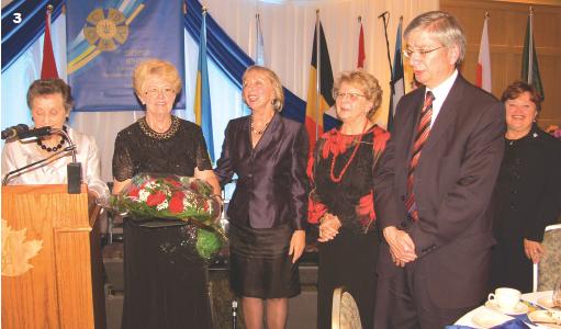 3 – Члени Управи СФУЖО і президент СКУ Евген Чолій вітають Марію Шкамбару (друга зліва)