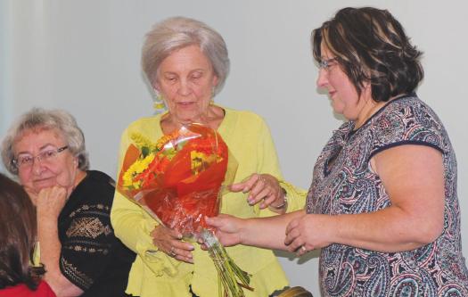 Голова Відділу ОУК Слава Йопик вручає квіти Наталці Коваль, котра отримала від КУК ПРА нагороду Гетьмана у цьому році