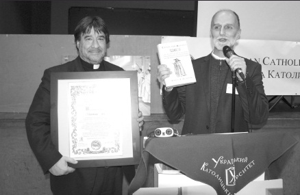2 - Отець д-р Борис Ґудзяк (справа) вручає грамоту отцю Михайлові Лозі