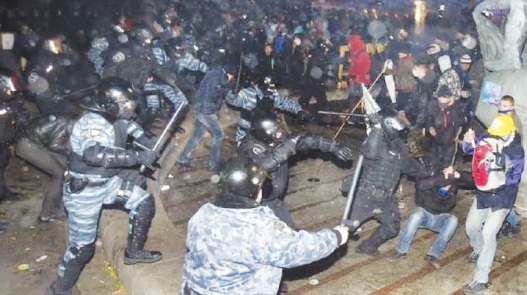 30 листопада на київському Майдані Незалежності спецзагін “Беркут” б’є мітингувальників
