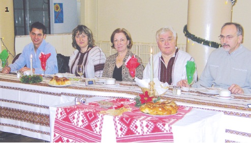 1 – За святковим столом зліва направо: Адріян Коврига, Оксана Левицька, Люба Осідач, Евген Осідач, отець Володимир Кушнір